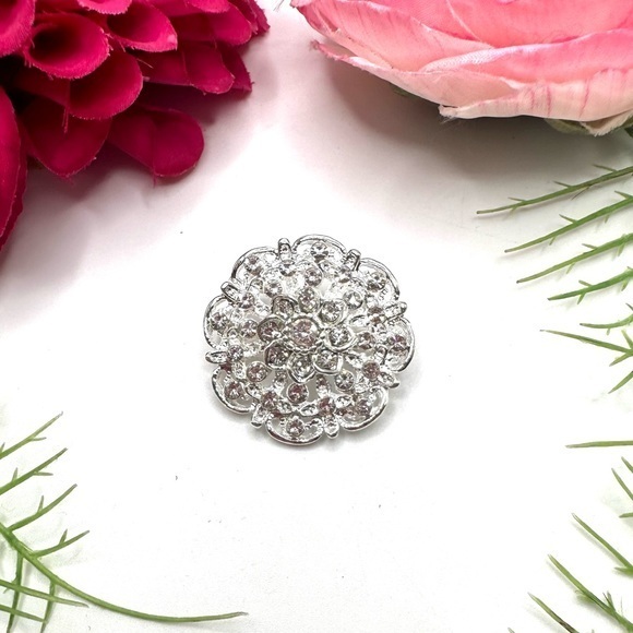 Jewelry - NEW⚜️Classic Crystal Cluster Embellished Brooch
